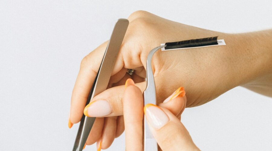 Extensions de cils : le guide complet pour s&rsquo;y retrouver (techniques, durée, prix en Suisse romande)